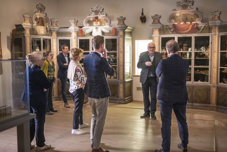 Mitglieder der Alliance of Early Universal Museums informieren sich bei einer Führung mit dem Direktor über die Geschichte der Wunderkammer in Halle.