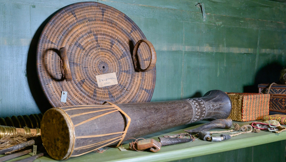 Verschiedene alte Gegenstände indigener Menschen aus Borneo in einem Schrank