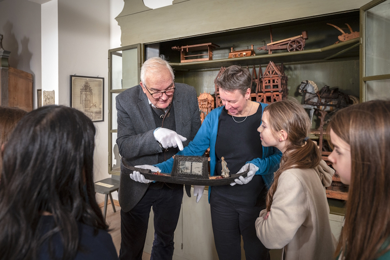 Foundation Director Müller-Bahlke and Deputy Director von Biela show children the model of a Venetian gondola in the Cabinet of Artefacts and Natural Curiosities.
