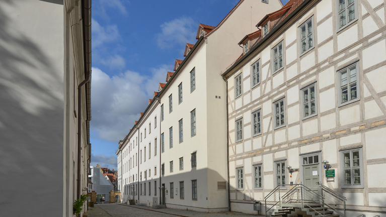View from the row of houses at Schwarzer Weg with house 26 (English house) in the middle.