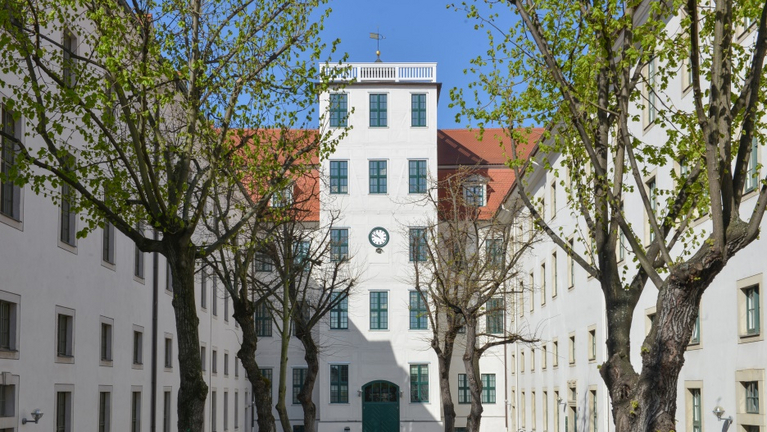 Das Foto der Rückseite des Waisenhauses entstand im Frühjahr, wenn das Grün der Linden noch nicht den Blick auf die weißen Gebäude verdeckt. 