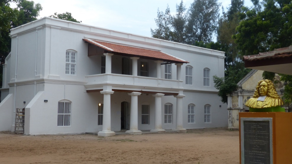 Blick auf das restaurierte Ziegenbalg-Haus im südindischen Tharangambadi und die goldene Büste Bartholomäus Ziegenbalgs