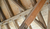 In einem Balken des Dachgestühls wurde schadhaftes Holz durch genau auf die Schadstelle zugeschnittenes Holz aus der Bauzeit der Grossen Scheune ersetzt.