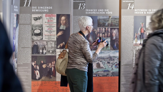 Eine Frau besichtigt die Wanderausstellung Hallescher Pietismus und Reformation in der Vertretung des Landes Sachsen-Anhalt in Berlin