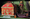 Details aus dem Indienschrank der Wunderkammer: ein reich verziertes Götzenkästlein neben einem nindischen Schuh und einer Puppe
