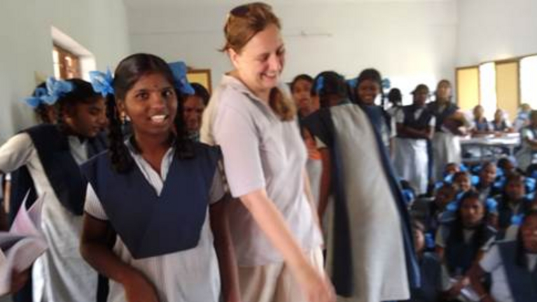 The artist Christine Bergmann stands in the middle of a girls' school class 