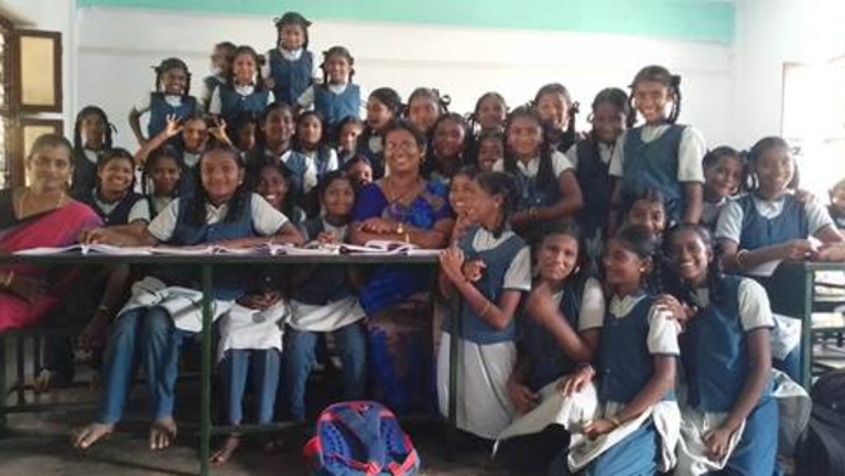 Gruppenfoto mit Künstlerin: Christine Bergmann in einer Mädchenklasse in Südindien