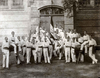 Die Mitglieder des Schülerturnvereins "Friesen" posieren 1908 vor der Tür zu Turnhalle I. In der Mitte des Bildes, vor der Tür, präsentieren die Schüler ihre Vereinsfahne.