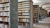 Blick in die Regalreihen der Bibliothek der Franckeschen Stiftungen