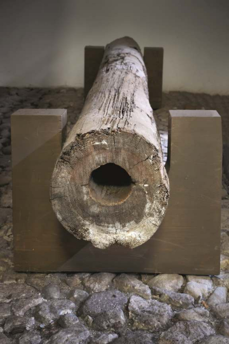 Röhre aus Holz auf einem Gestell
