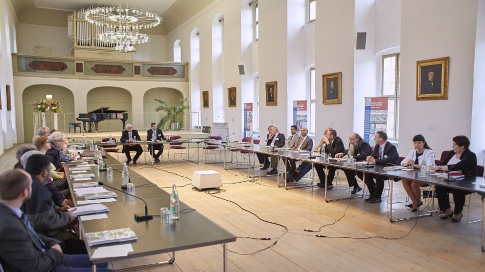 Participants of an international conference at a round table in the Freylinghausen-Hall.