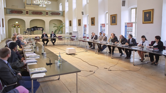 Teilnehmer eines international besetzten Gesprächs am runden Tisch im Freylinghausen-Saal