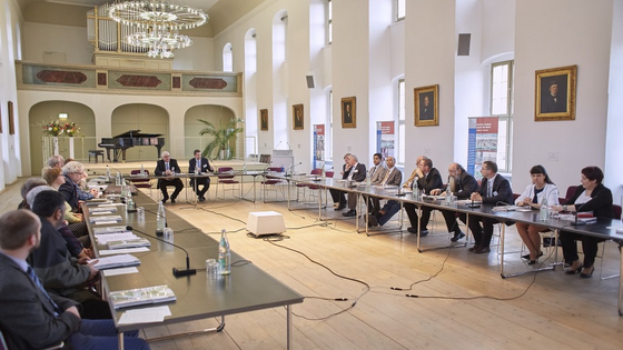 Teilnehmer eines international besetzten Gesprächs am runden Tisch im Freylinghausen-Saal