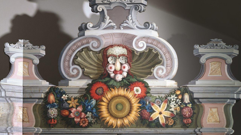 Bekrönungsmotiv Pflanzenschrank Die Bekrönungsmalerei des Pflanzenschranks in der Wunderkammer