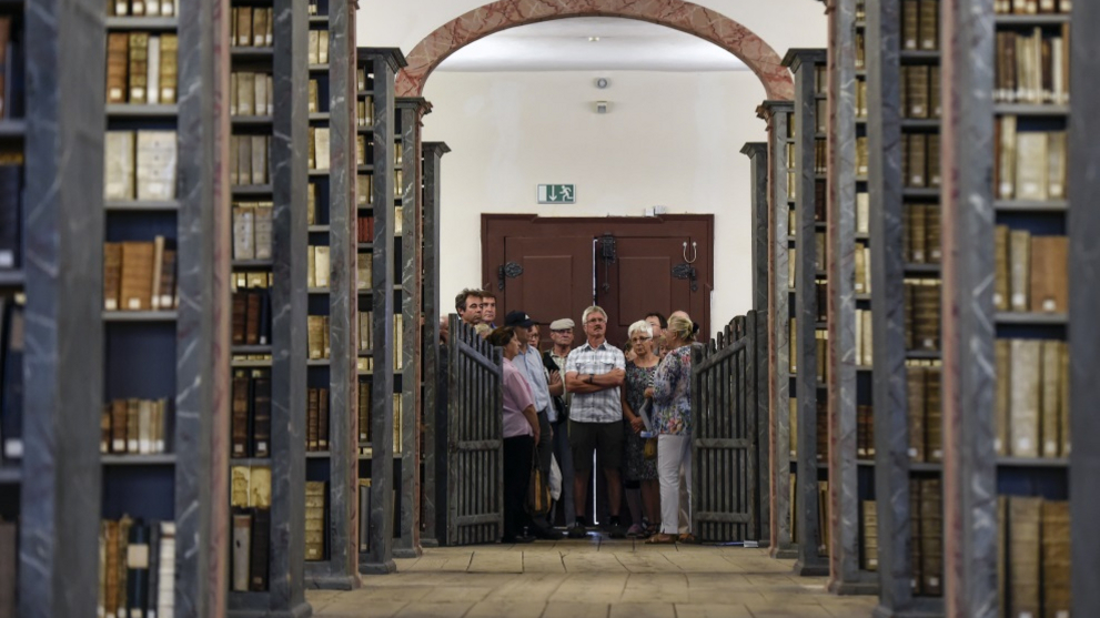 Besucher der Beibliothek vor dem geöffneten Tor des Kulissenmagazins. 