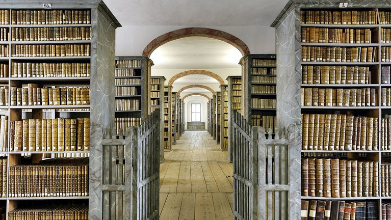 Blick in die Kulissenbibliothek mit den Bücherschränken