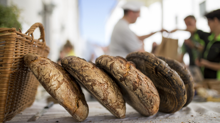 Frisch gebackene Brote aus dem historischen Backofen liegen zum Verkauf bereit.