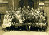 Gruppenfoto der dritten Klasse des Lyzeums bzw. der Höheren Töchterschule der Franckeschen Stiftungen vor dem Eingang der Schule.