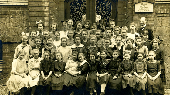 Gruppenfoto der dritten Klasse des Lyzeums bzw. der Höheren Töchterschule der Franckeschen Stiftungen vor dem Eingang der Schule.