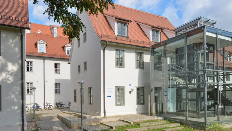 Ansicht des ehemaligen Wasch- und Schlachthauses der historischen Schulstadt Franckes, heute mit einem Glasanbau für den barrierefreien Fahrstuhl.