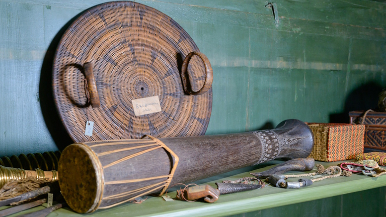 Blick in den Ausstellungsschrank der Borneosammlung in der Kunst- und Naturalienkammer, u.a. mit Objekten aus Holz und geflochtenen Objekten.