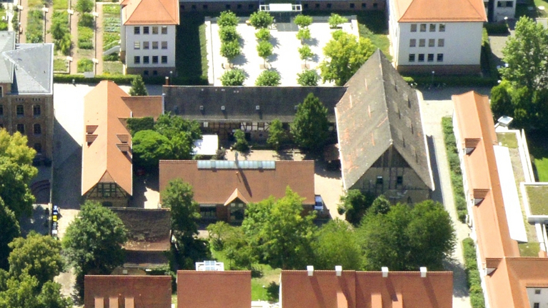 Ansicht des Vierseitenhofes der Historischen Meierei in den Franckeschen Stiftungen aus der Vogelperspektive. 