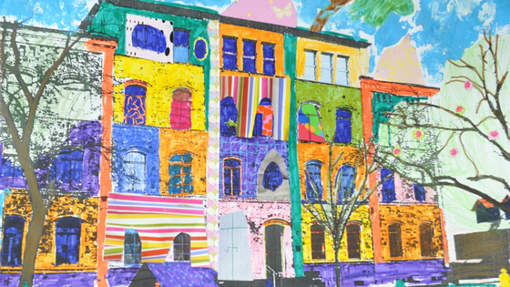 Das Gebäude der Grundschule in bunten Farben gemalt von den Schülerinnen