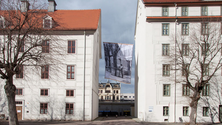 At the back of house 1 hangs across the Lindenhof a huge banner with a photo from 1990.