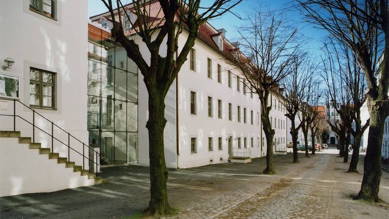 View into the Linden-Courtyard with the Study-Centre building 