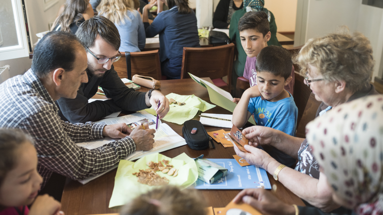 Foto: Menschen mit Einwanderungsgeschichte lernen zusammen mit deutschen Freiwilligen 