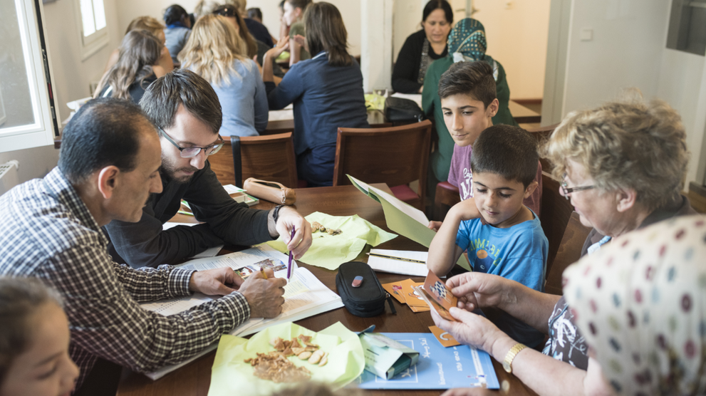 Photo: People with a history of immigration learn together with German volunteers 