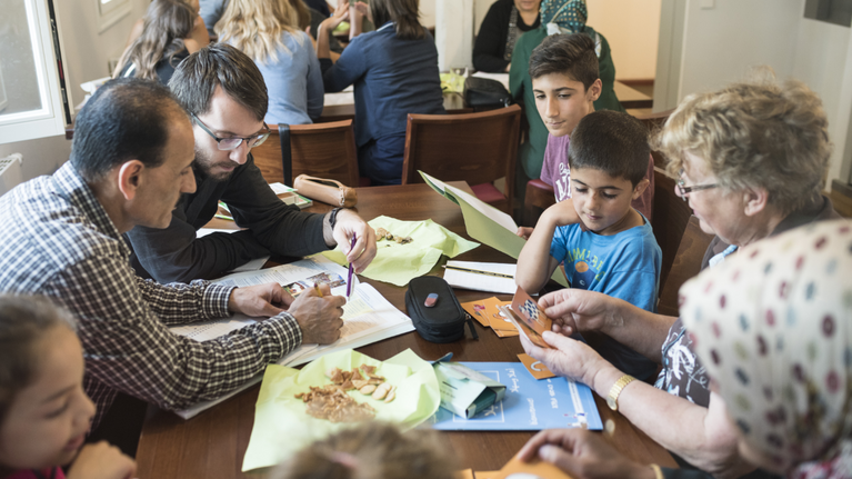 Foto: Menschen mit Einwanderungsgeschichte lernen zusammen mit deutschen Freiwilligen 