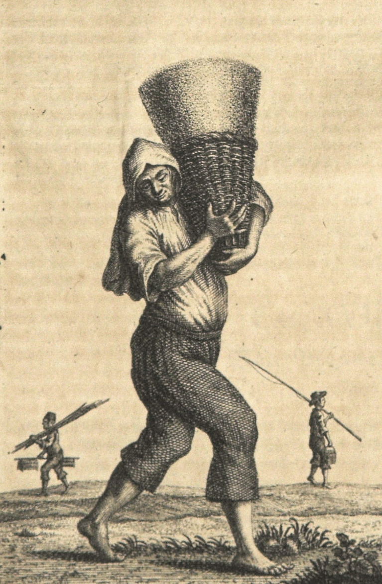 Ein Mann mit einer Stoffhaube trägt einen großen Korb mit Salz