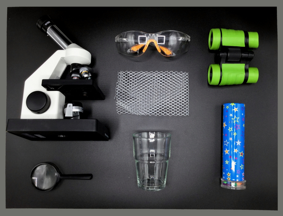 Mikroskop, Brille, Fernglas, Kaleidoskop, Lupe, Glas: nach welchem Kriterium wurde hier gesammelt?