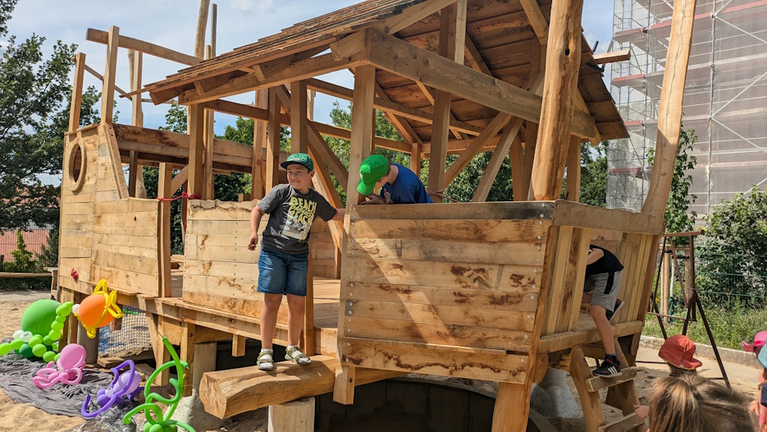 Jungen und Mädchen der Kindereinrichtungen probieren das Kletterschiff Arche auf dem Freigelände des Kindertageszentrums aus.