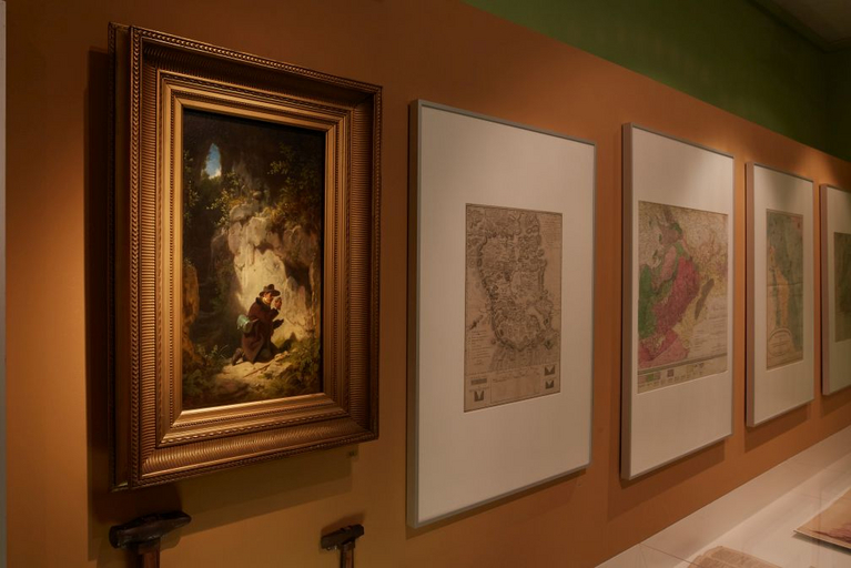 In der Ausstellung hängt Spitzwegs Gemälde zwischen Kefersteins Karten.
