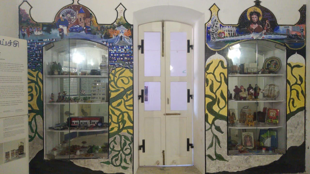 Im Museum im Ziegenbalghaus in Tharangambadihat Asma Menon zwei Sammlungsschränke mit Kuriositäten aus Deutschland gestaltet. 