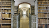 Wie die Kulissen in einem barocken Theater ragen die Bücherregale der Historischen Bibliothek in den Saal.