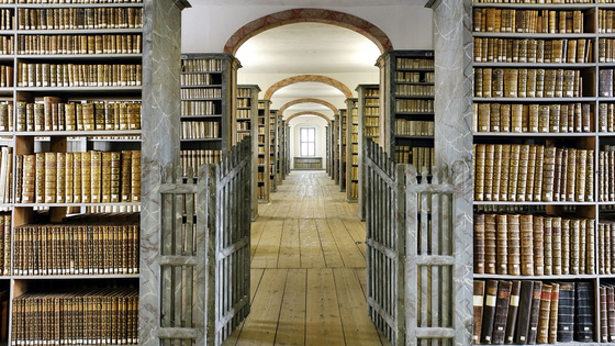Wie die Kulissen in einem barocken Theater ragen die Bücherregale der Historischen Bibliothek in den Saal.