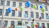 Vor der Fassade des Historischen Waisenhauses steigen Luftballons mit Zeichnungen und Wünschen der Kinder des Krokoseums auf.